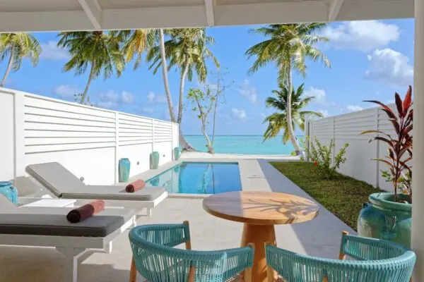 Terrasse med privat pool, solstole og udsigt mod havet på Villa Park