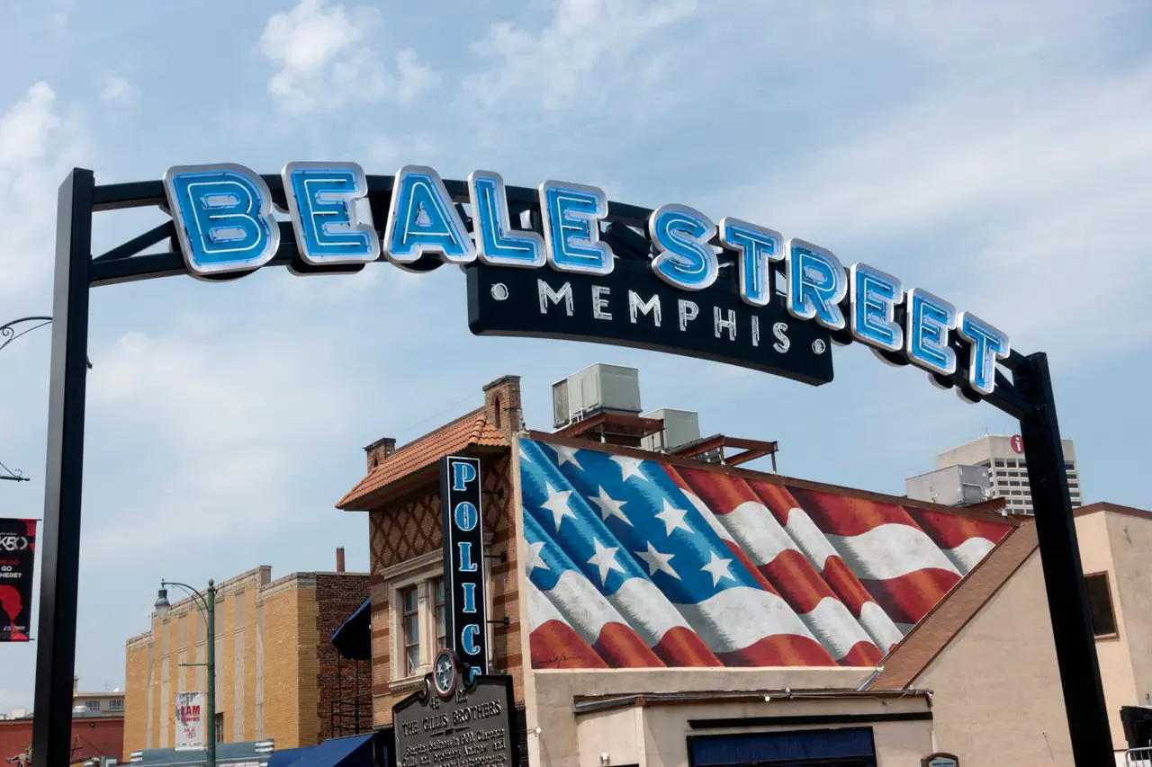 Skiltet til Beale Street i Memphis foran et gavlmaleri af det amerikanske flag.