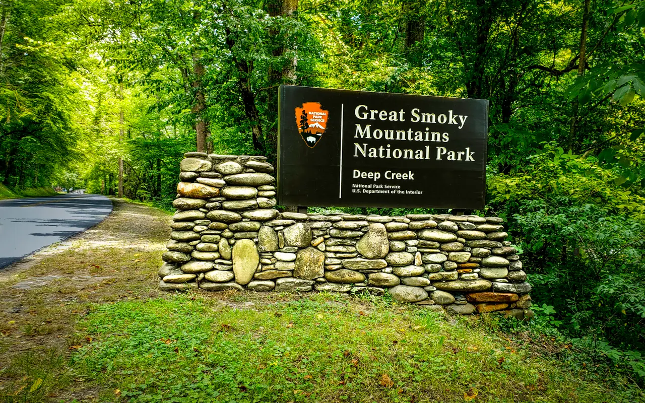 Skilt til Great Smoky Mountains National Park ved Deep Creek langs en skovvej.