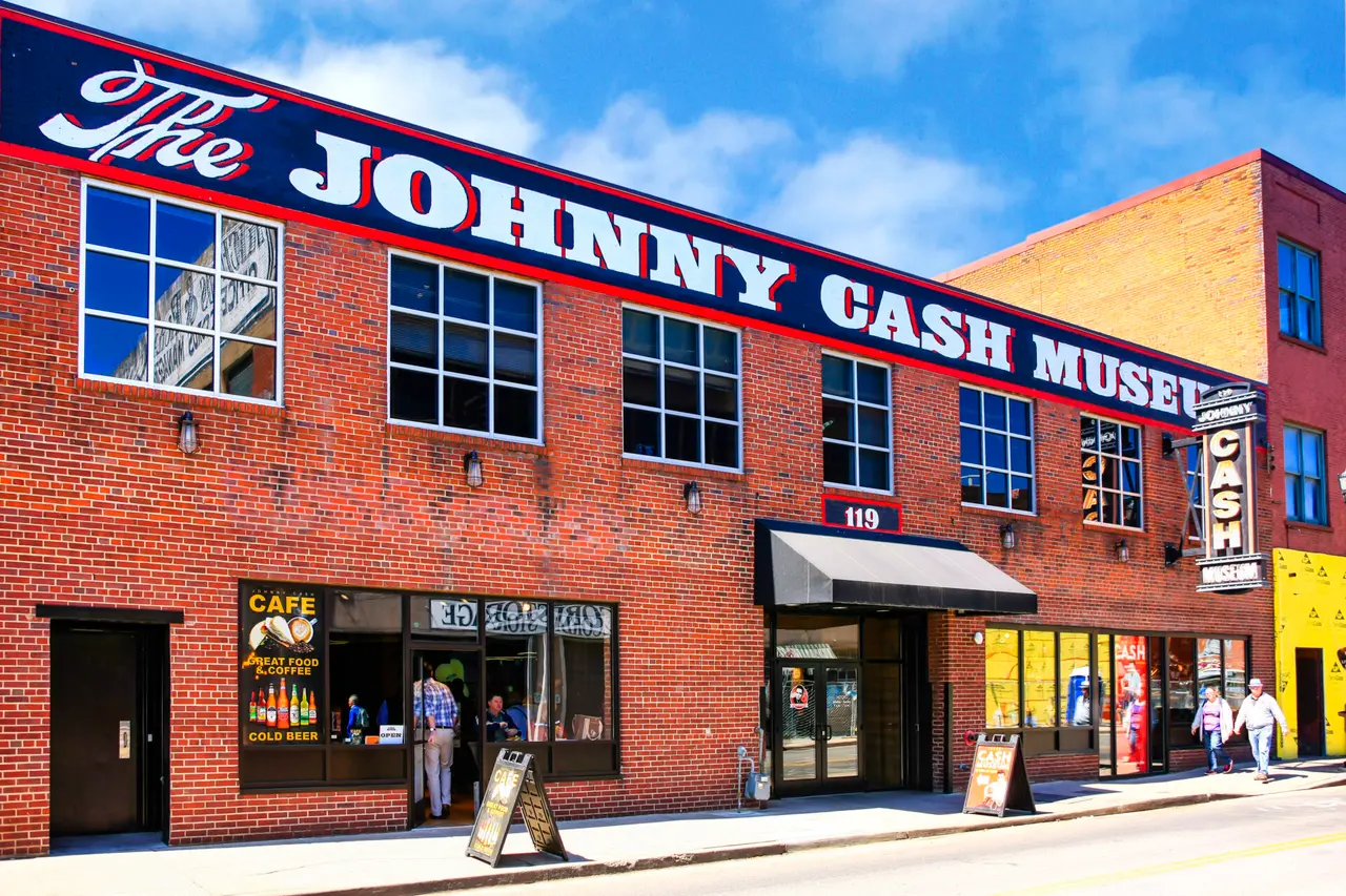 Johnny Cash Museums røde murstensfacade med skilte over indgangen.