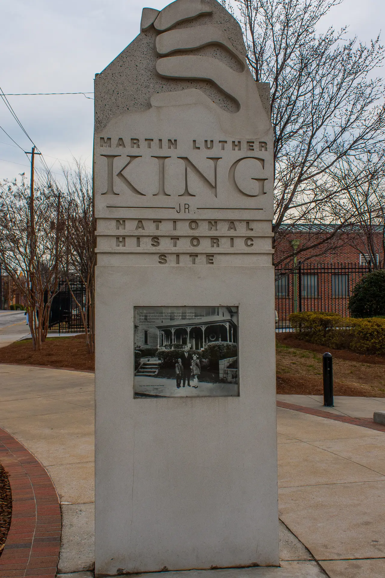 En mindesten med teksten Martin Luther King Jr. National Historic Site og et historisk fotografi.