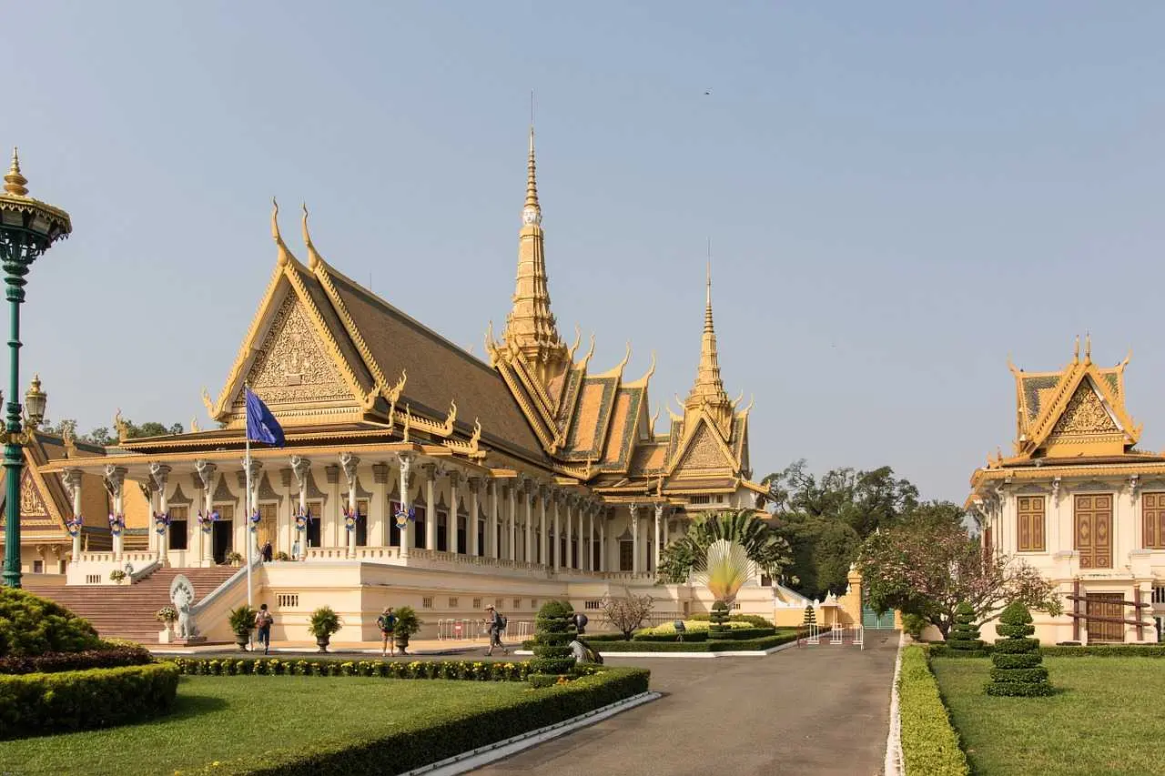 4 guide til phnom penh royal palace2 optimized