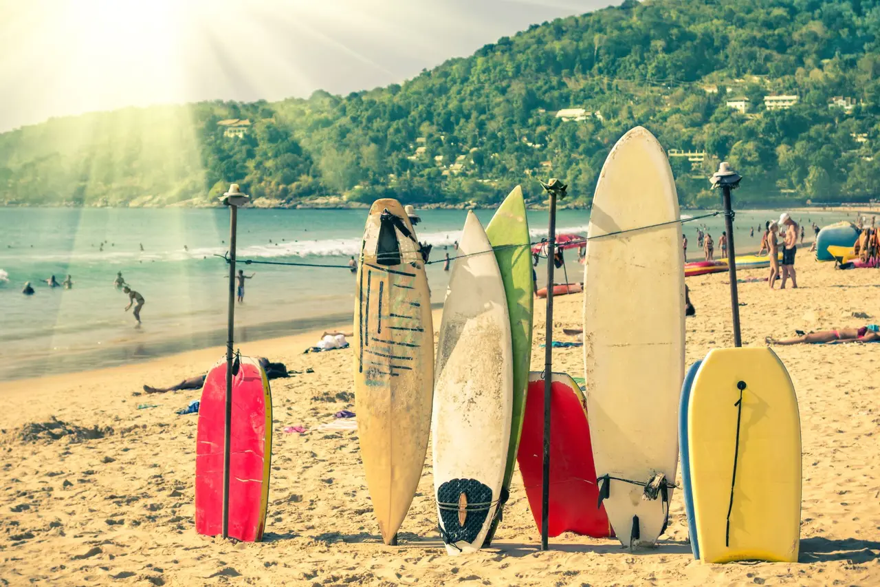 Surfboards langs stranden kata beach ved phuket