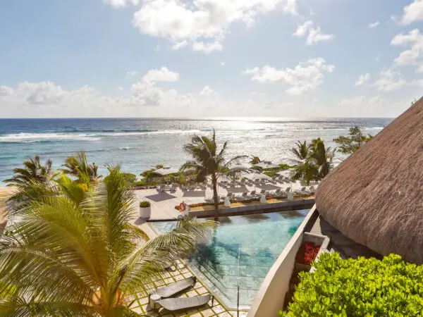 Pool og liggestole foran havet ved Radisson Blu Poste Lafayette