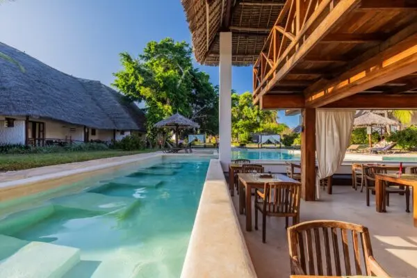 Restaurantterrasse langs poolen på Karafuu Beach Resort & Spa