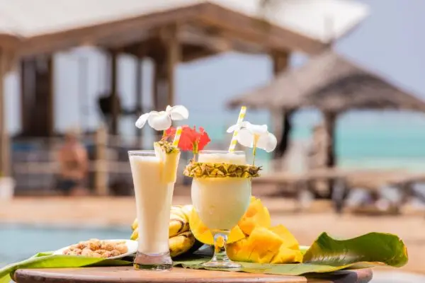 Tropiske drinks og frugt serveret ved stranden på Karafuu Beach Resort & Spa