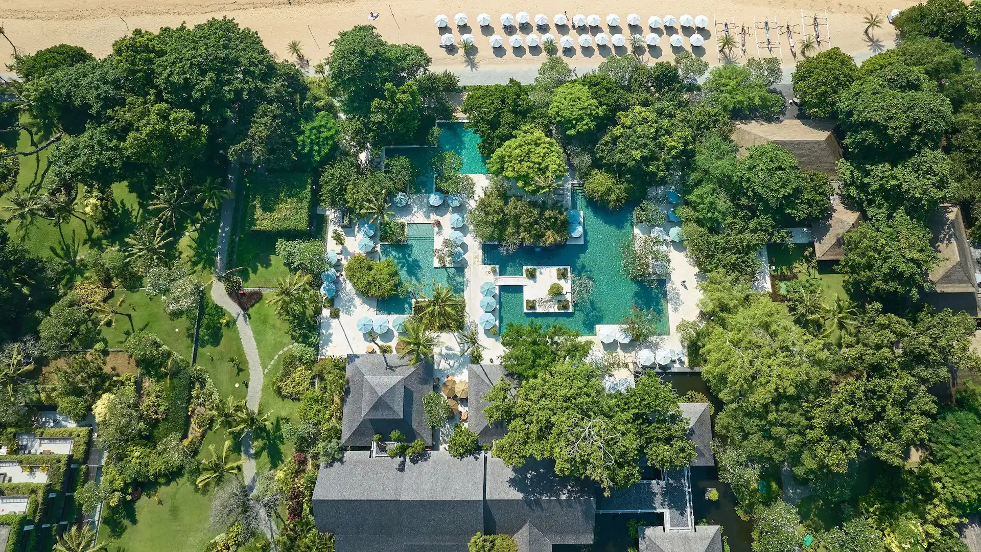 Hyatt regency bali ligger ved stranden og omgivet af frodig have med pools