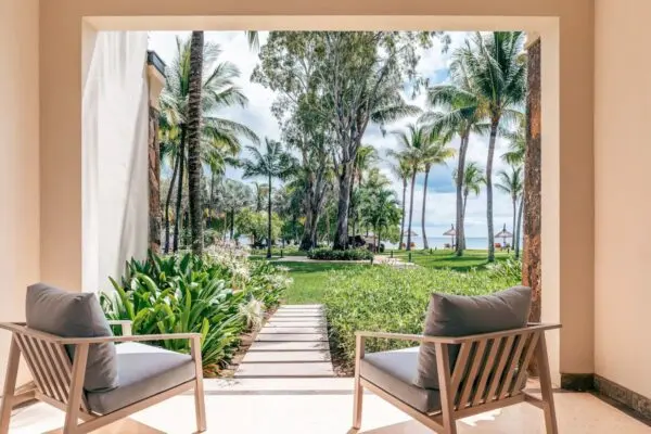 Terrasse med to stole og udsigt gennem haven mod havet på InterContinental Mauritius
