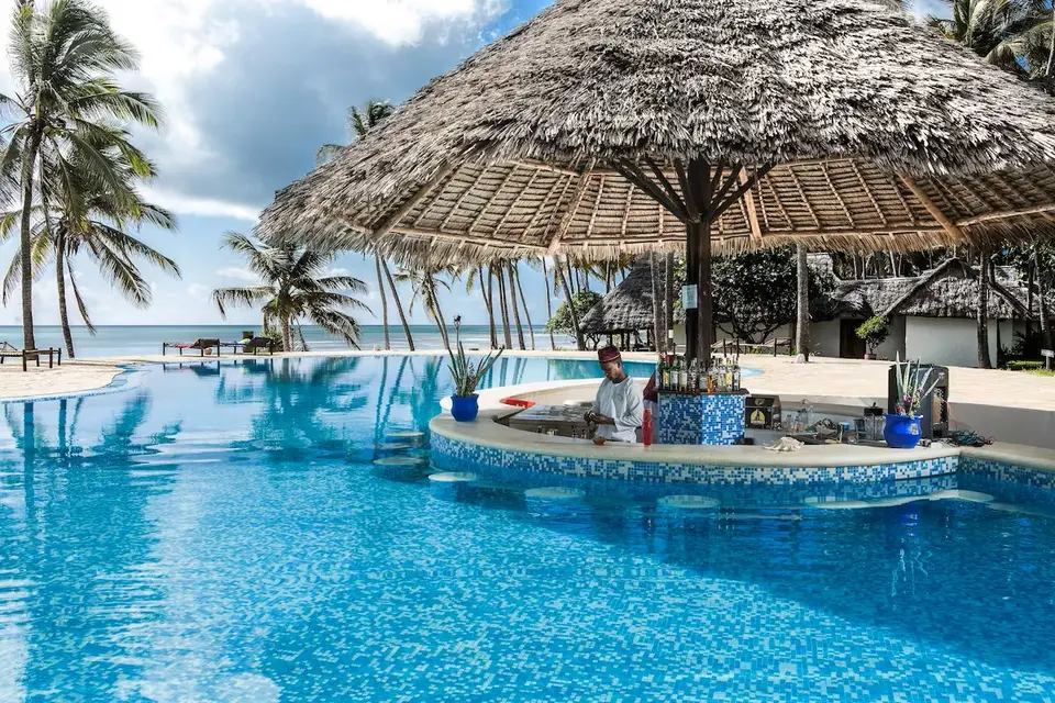 Karafuu beach resort spa poolbar