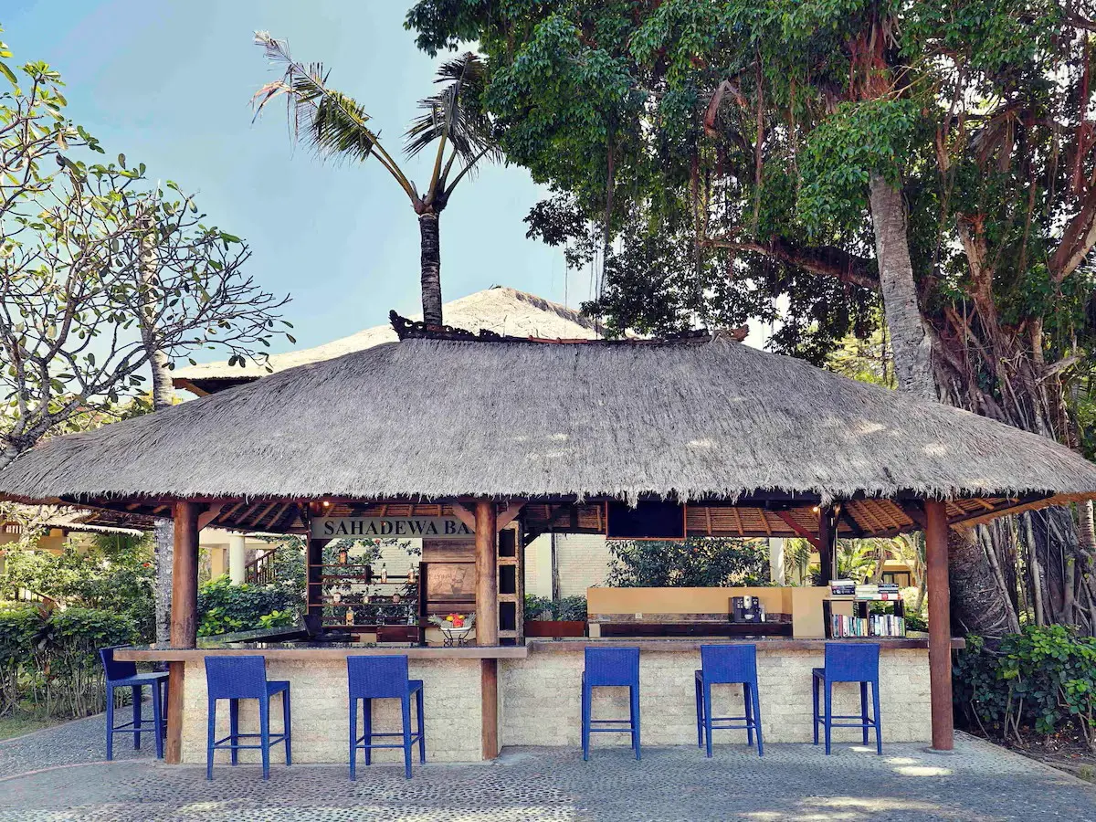 Mercure resort sanur bar med blaa stole