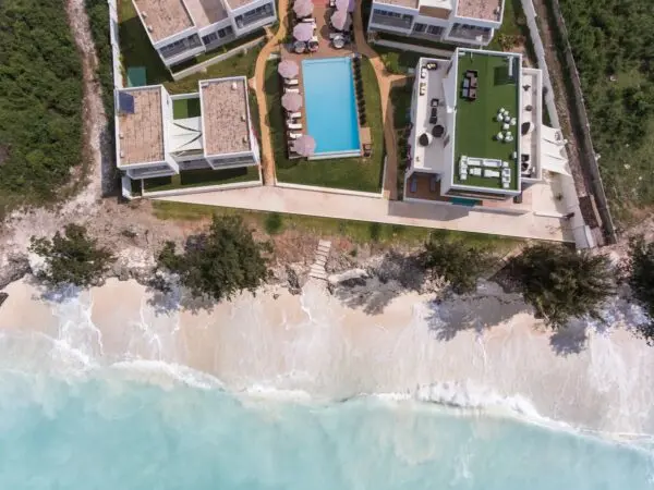 Nungwi Dreams by Mantis set ovenfra med pool, hotelbygninger og strand