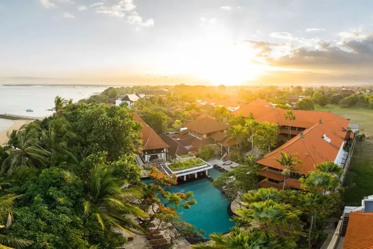 Oversigtsbillede taget fra luften paa puri santrian beach resort og spa