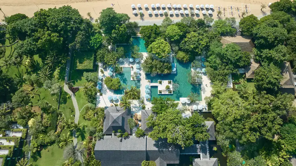 Hyatt Regency Bali set fra luften med pools, tropisk have og Sanur-stranden