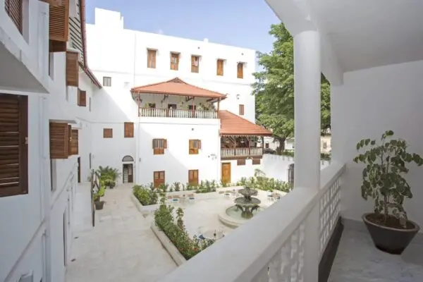 Indre gårdhave med springvand og overdækkede balkoner på Park Hyatt Zanzibar