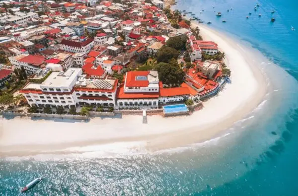 Park Hyatt Zanzibar set fra luften ved stranden og Stone Towns bygninger
