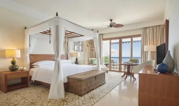Værelse med himmelseng, siddeplads og balkon mod havet på Park Hyatt Zanzibar