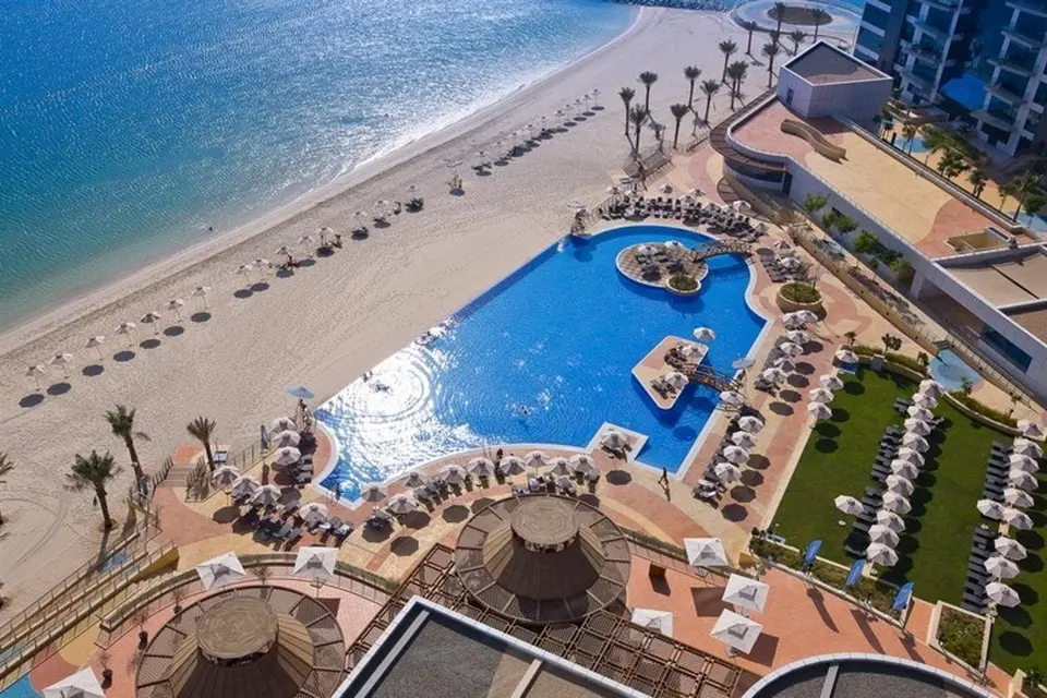Dukes The Palm med udendørspool, liggestole og strand set ovenfra