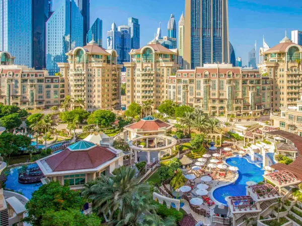 Swissôtel Al Murooj Dubai med pool, haver og højhuse i baggrunden