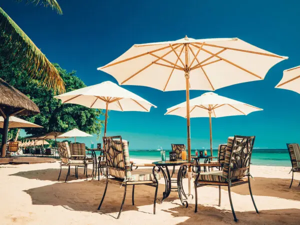 Borde og parasoller på stranden ved La Marée på Maritim Resort & Spa Mauritius