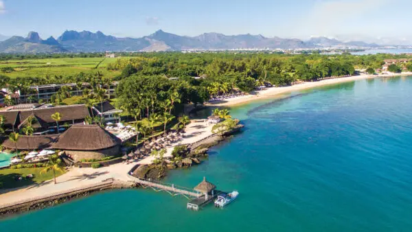 Luftfoto af Maritim Resort & Spa Mauritius med strand, mole og bjergene i baggrunden