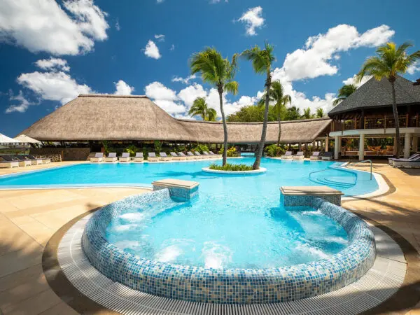 Rundt boblebadsområde foran den store pool på Maritim Resort & Spa Mauritius