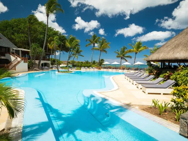 Pool med liggestole og palmer på Maritim Resort & Spa Mauritius