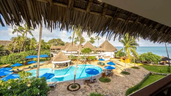 Udsigt fra balkon over pool og hav på Nungwi Beach Resort by Turaco