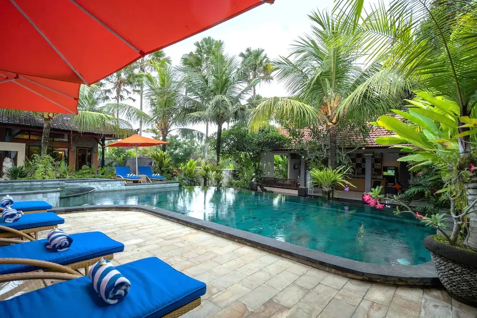 Natya hotel tanah lot pool og solsenge