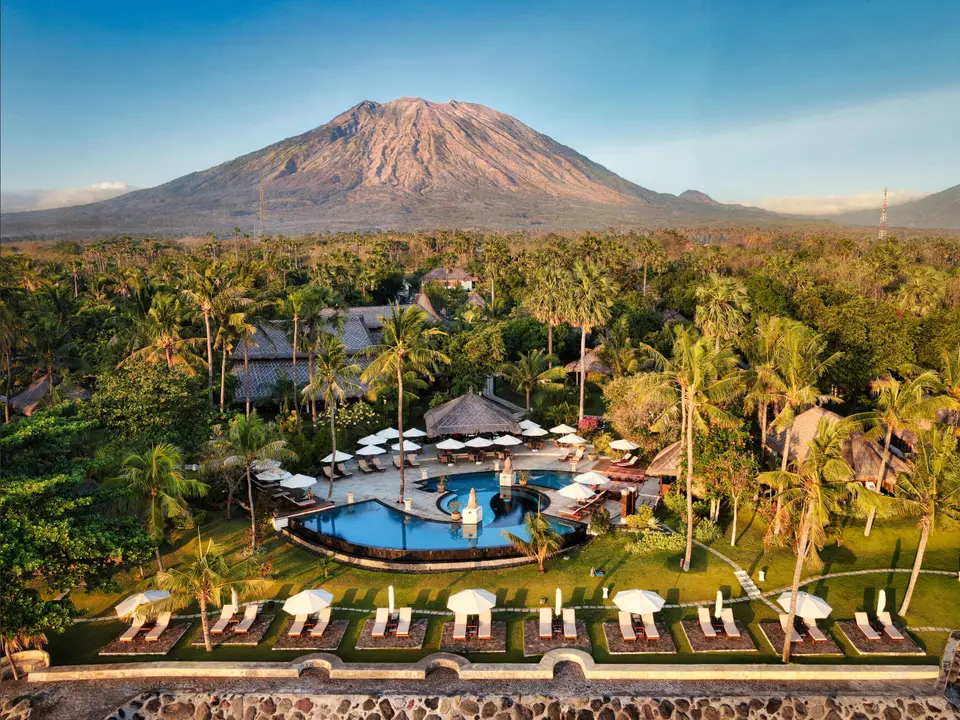 Siddhartha oceanfront resort spa bali ligger i baghaven til en vulkan
