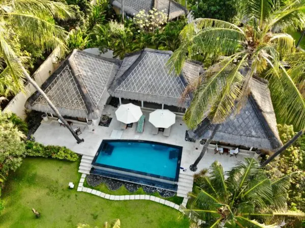 Privat pool mellem villaens bygninger og palmer på Siddhartha Resort