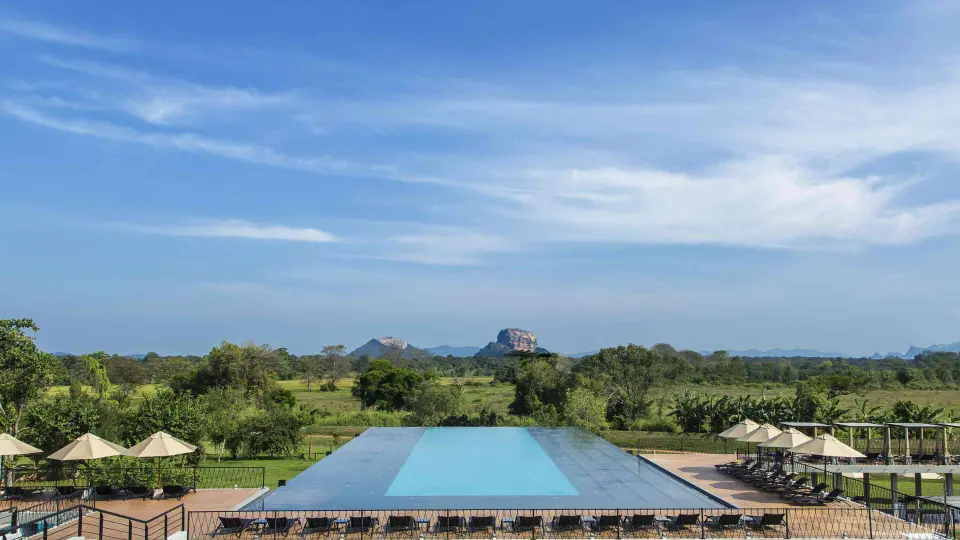 Aliya Resort & Spas infinity-pool med Sigiriya-klippen i baggrunden