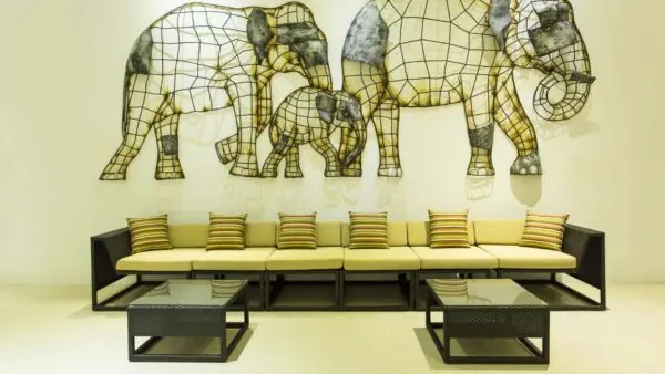 Sofa og borde under elefantudsmykning på Aliya Resort