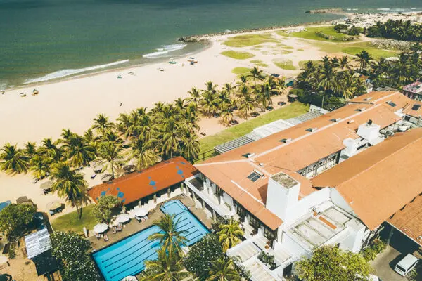 Goldi Sands Hotel med pool og strand set fra luften