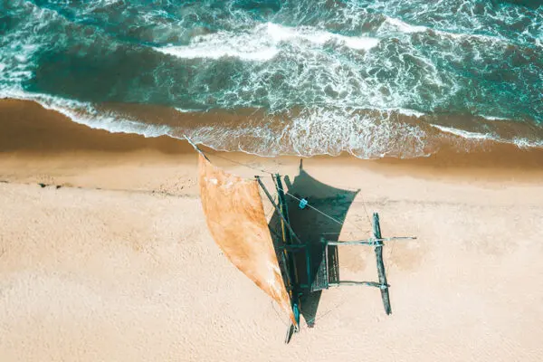 Traditionel sejlbåd på stranden set oppefra