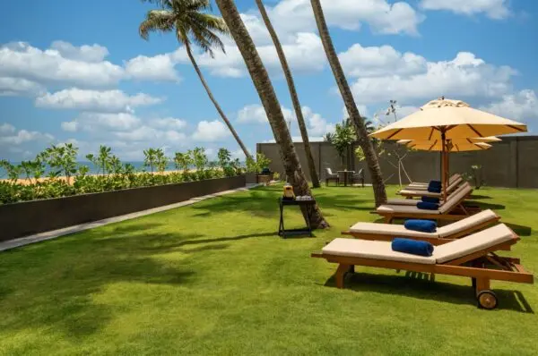 Crystal sands hikkaduwa terrasse med graes og solstole