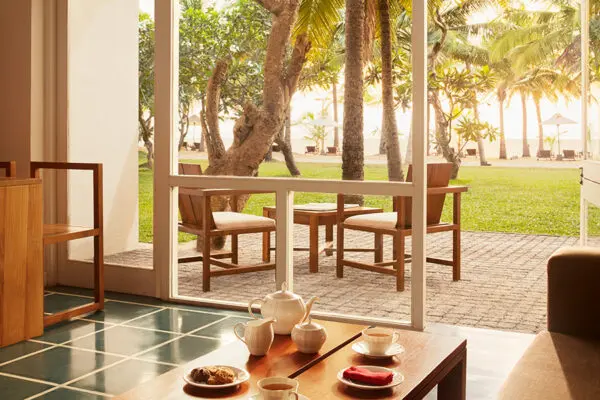 Te og småkager ved terrassedøren i et værelse på Jetwing Blue