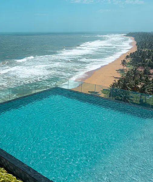 Infinity-pool på Crystal Sands med udsigt langs stranden