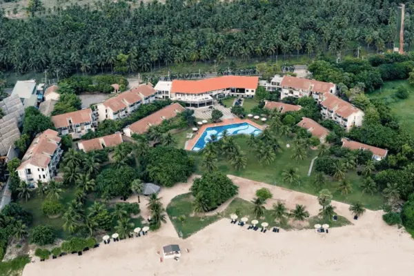 The Calm Resort & Spa med pool, have og strand, set ovenfra