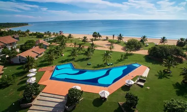 Pool foran stranden på The Calm Resort & Spa, set fra luften
