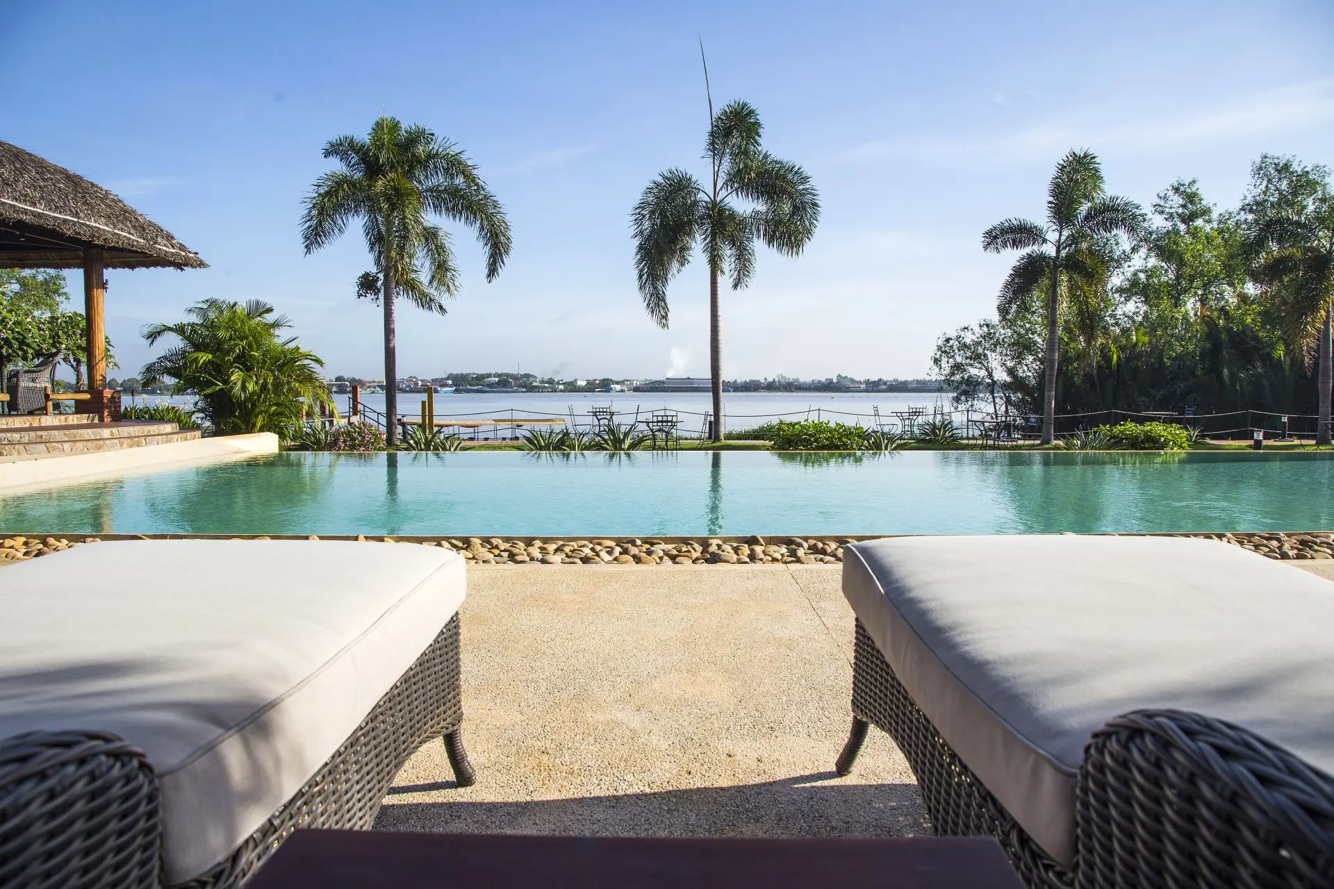 The island lodge pool med udsigt overe mekong