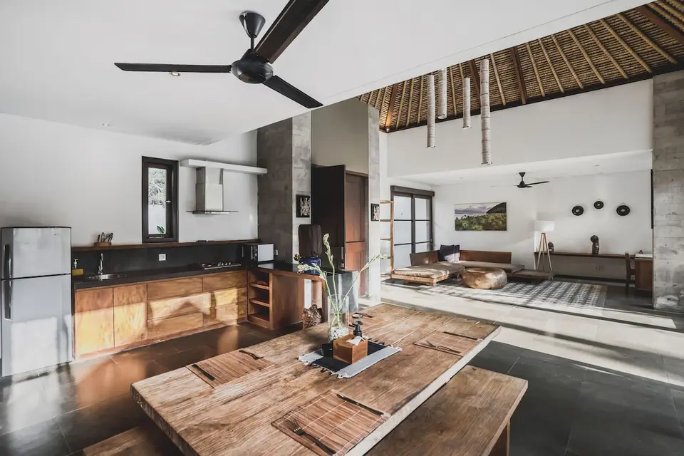 Køkken og spisebord i villa ved Luwak Ubud