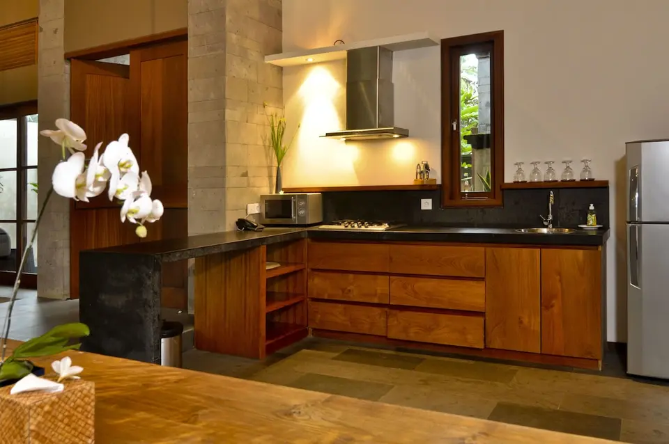 Køkken med komfur og køleskab i villa ved Luwak Ubud