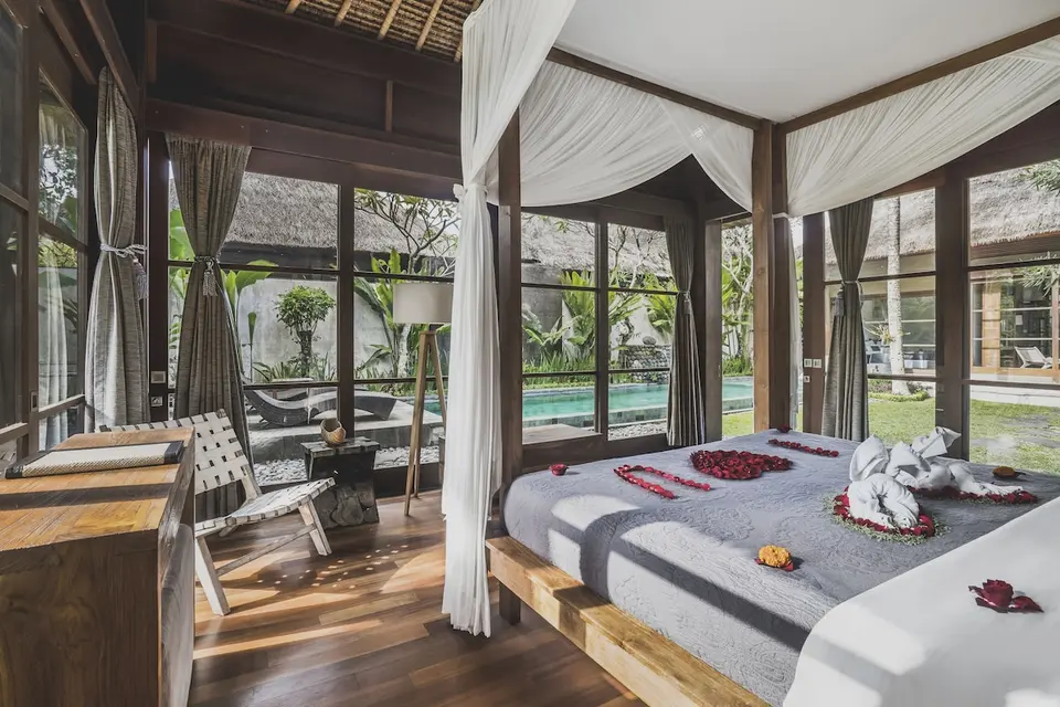 Soveværelse med udsigt til villapool ved Luwak Ubud