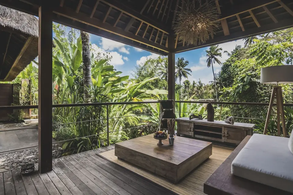 Overdækket terrasse med udsigt til palmer ved Luwak Ubud