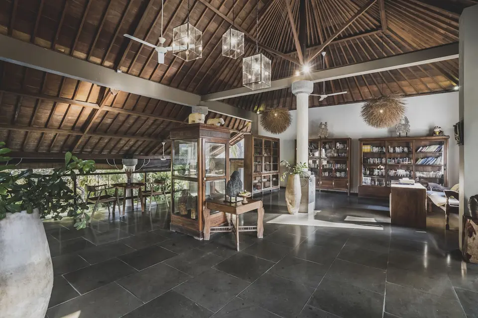Bibliotek med bogreoler og siddepladser ved Luwak Ubud