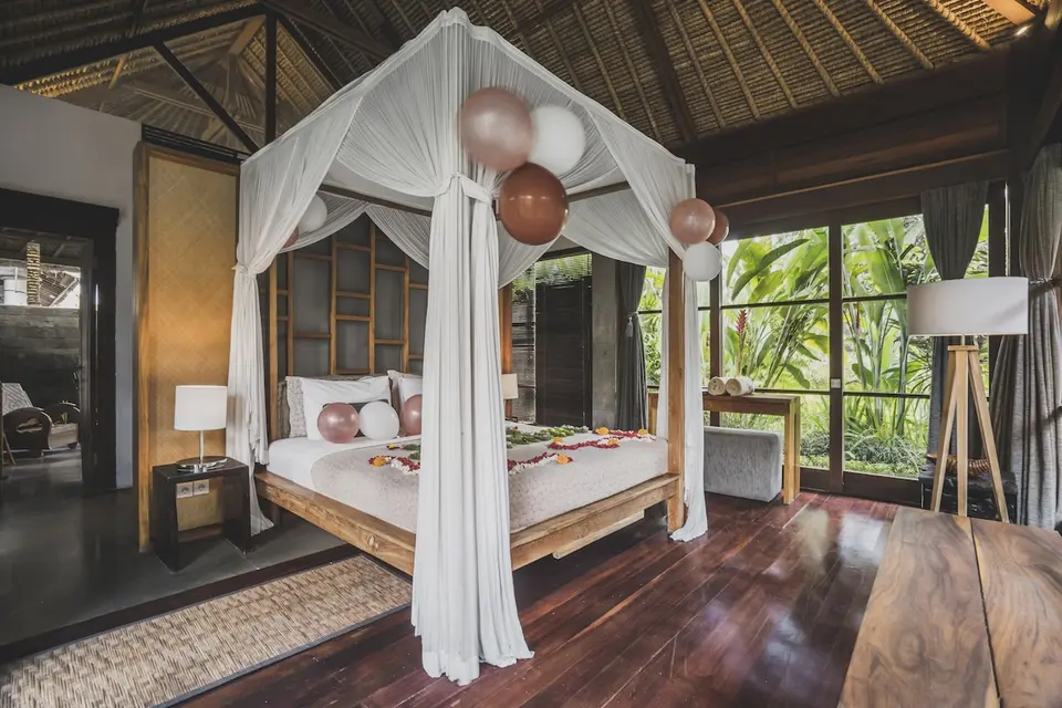 Himmelseng og trægulv i villa ved Luwak Ubud