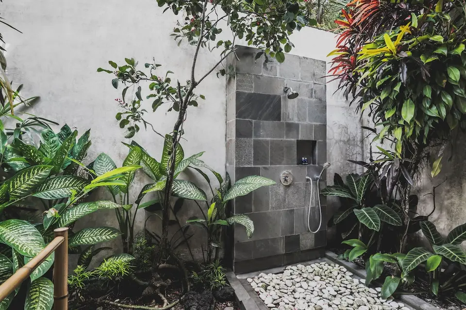 Udendørs bruser med stenvæg og planter ved Luwak Ubud