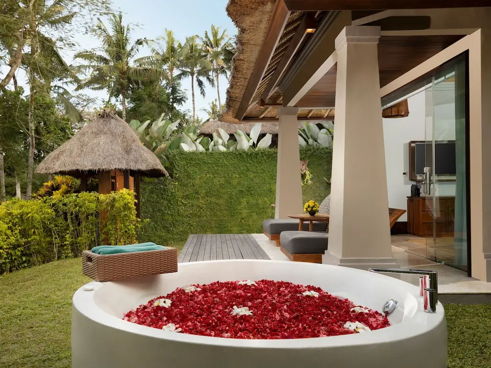 Udendørs badekar med blomsterblade ved en villa på Maya Ubud Resort & Spa