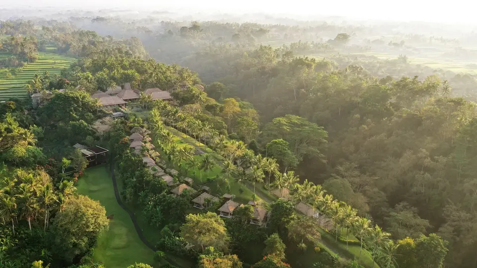 Luftfoto af villaer og grønne resortområder på Maya Ubud Resort & Spa