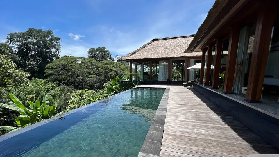 Pool og træterrasse ved en villa på Maya Ubud Resort & Spa